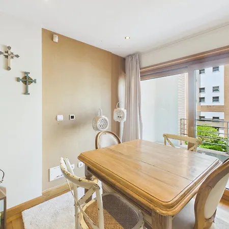 2br W/ Balcony - Heart Of | By Airnest