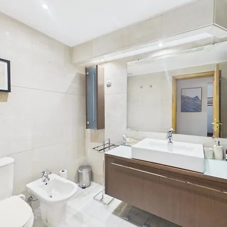 2br W/ Balcony - Heart Of | By Airnest *